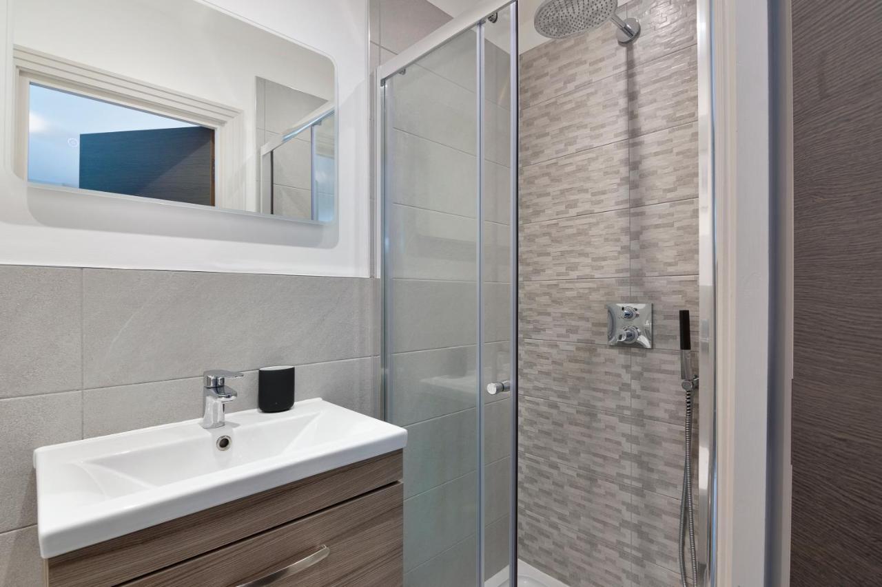 Spacious, 3 Bedroom, 2 Bathroom, Surbiton Buitenkant foto