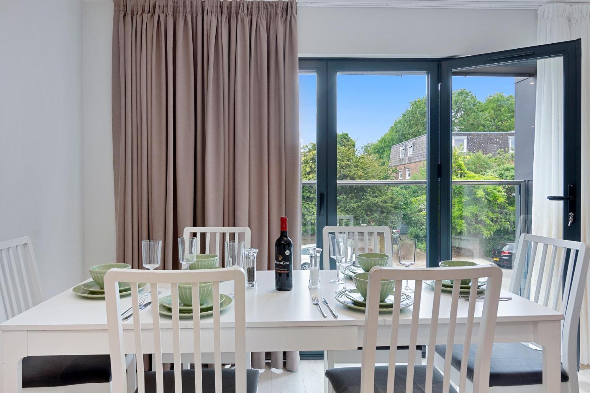 Spacious, 3 Bedroom, 2 Bathroom, Surbiton Buitenkant foto